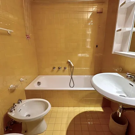 Classy 4 Bedroom Few Steps From Centre 아파트